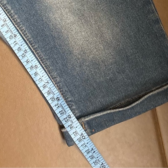 1822 BERMUDA women's denim jean shorts size 4 whiskers medium wash cuffed EUC - Picture 14 of 14